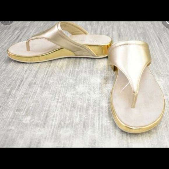 Easy spirit gold metallic flip flops (11w) - Picture 4 of 4